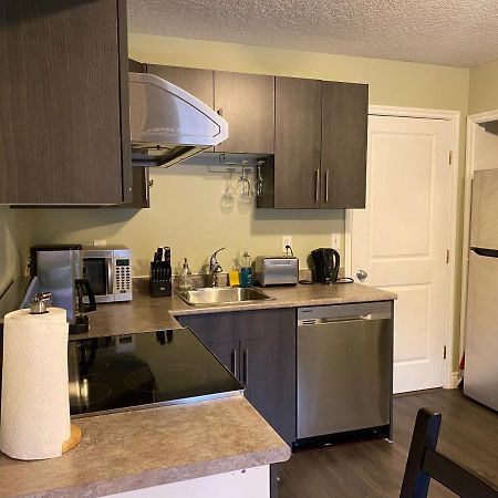 1 Bedroom Suite In Langford. Виктория Экстерьер фото